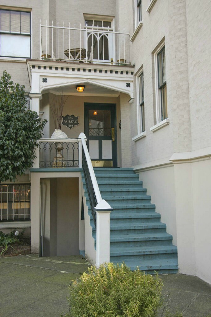 Property Photo: 1508 10th Ave E 304 WA 98102
