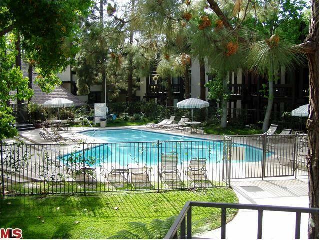 Property Photo: 8640 Gulana Ave J2016 CA 90293