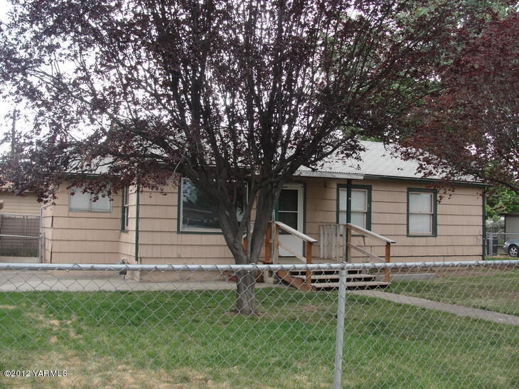 Property Photo: 1420 S 7th Ave WA 98902