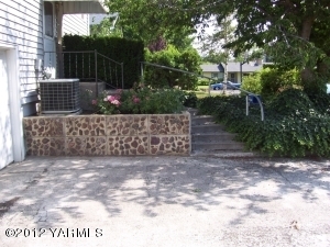 Property Photo: 1209 S 29th Ave WA 98902