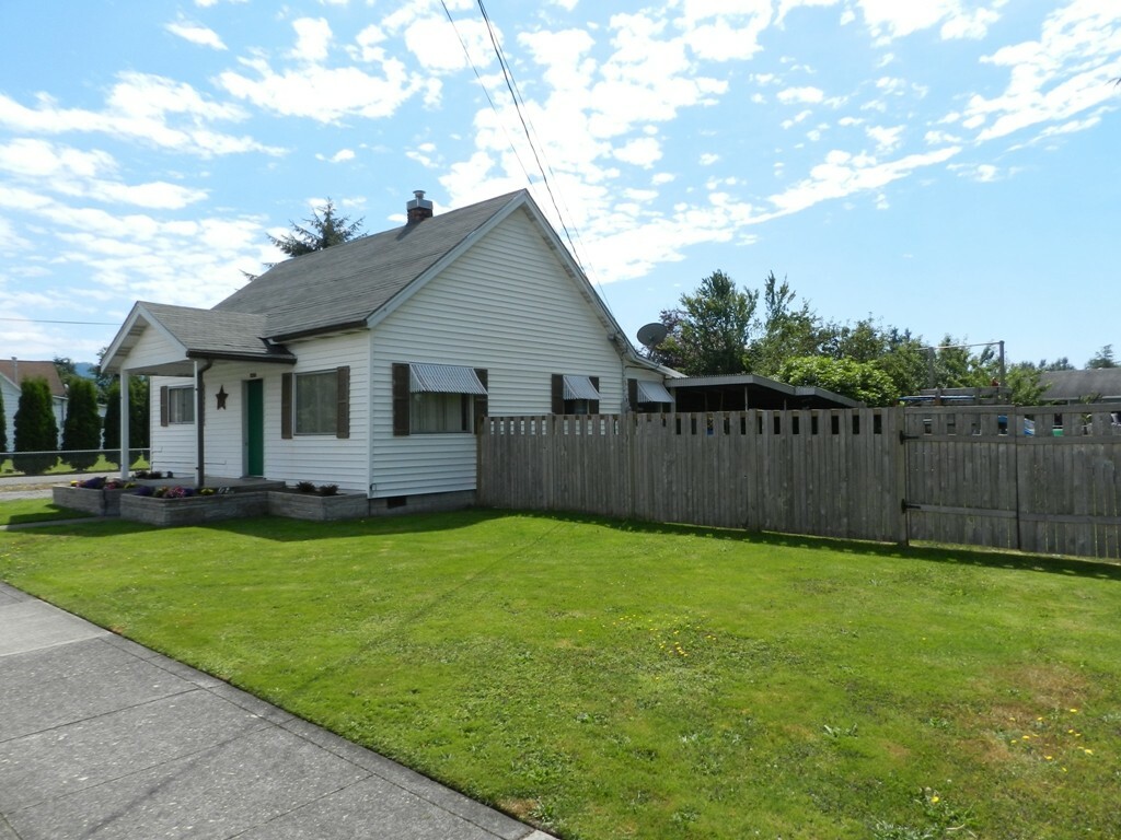 Property Photo: 1437 E Main St WA 98321