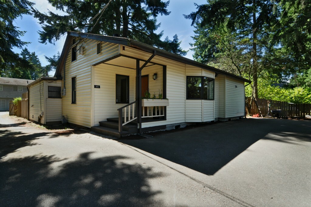 Property Photo:  1343 N 167th St  WA 98133 