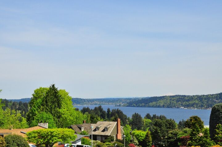 Property Photo: 8470 Inverness Dr NE WA 98115