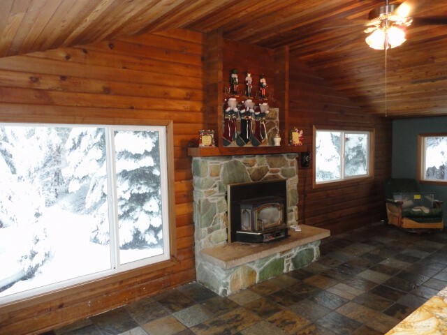 Property Photo: 1651 State Road 906 WA 98068