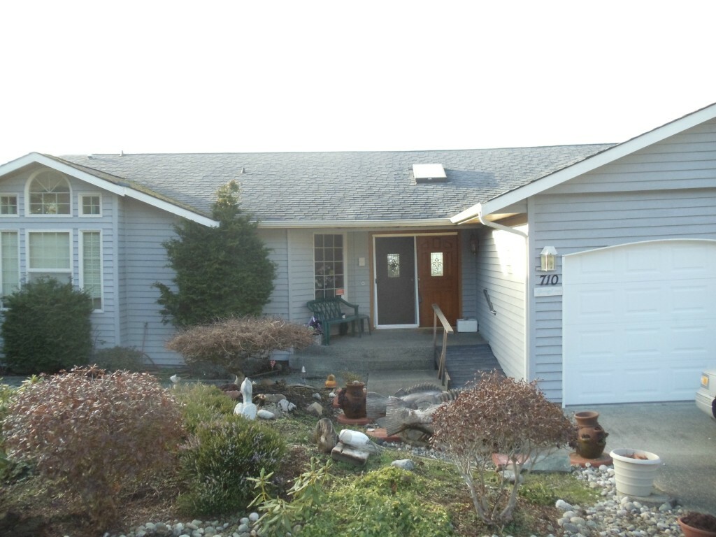 Property Photo: 710 Flintstone Dr WA 98282