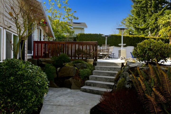 Property Photo: 9528 NE 32nd St WA 98004