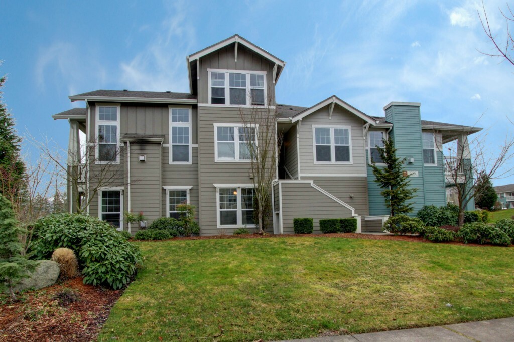 Property Photo:  7707 Fairway Ave SE 102  WA 98065 