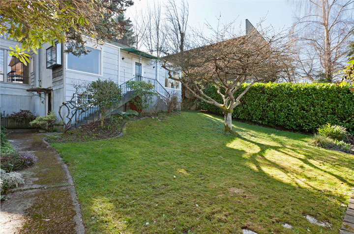 Property Photo: 3621 W Commodore Wy WA 98199