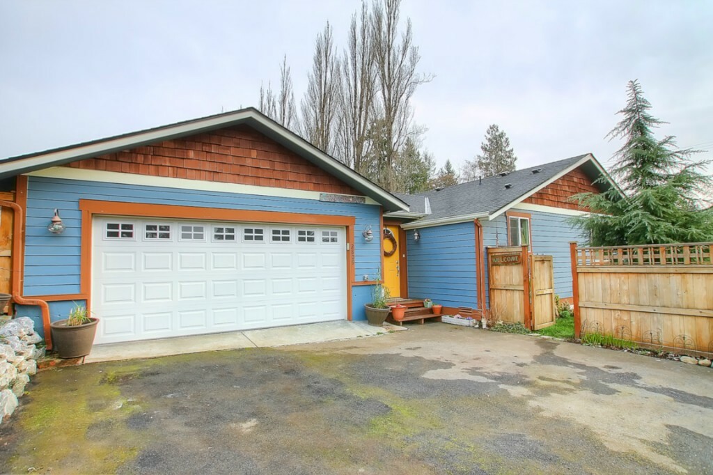 Property Photo:  2809 203rd St SW  WA 98036 