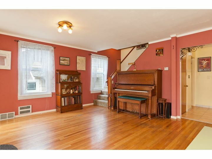 Property Photo: 1912 N 47th St WA 98103