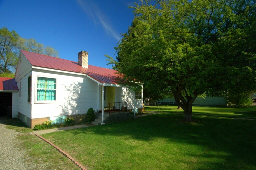 Property Photo:  306 Canyon St  WA 98856 