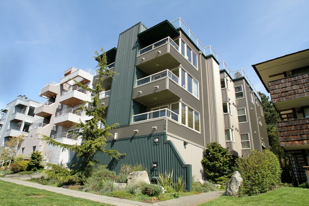 Property Photo: 3204 Alki Ave SW 5 WA 98116