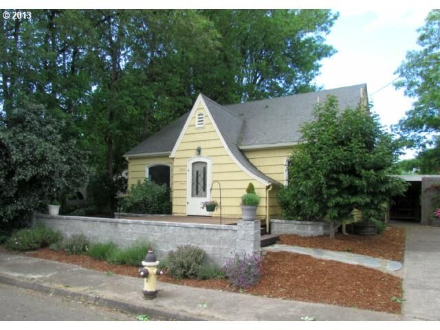 Property Photo: 1755 W 17th Ave OR 97402