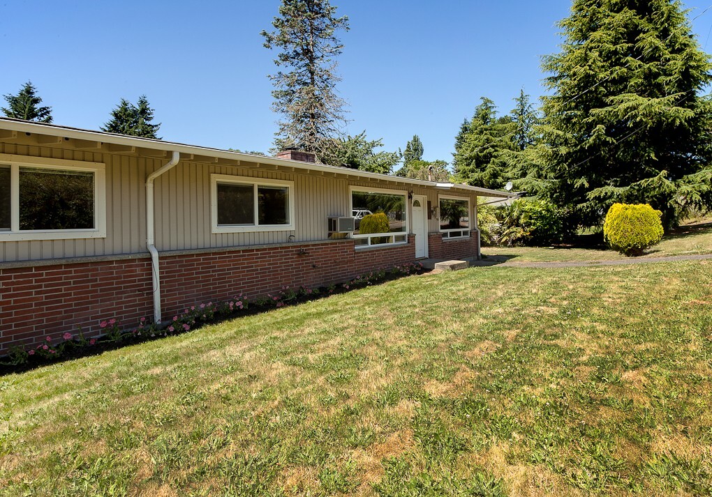 Property Photo:  11009 24th Place SW  WA 98146 