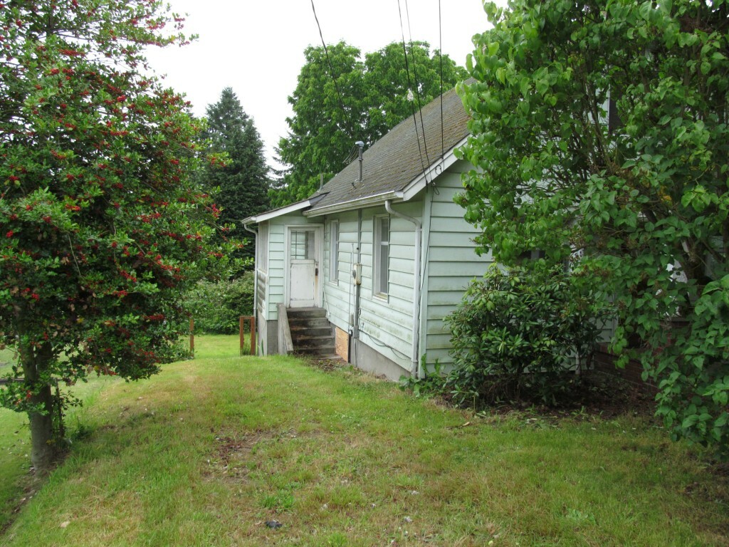 Property Photo:  10426 19th Ave SW  WA 98146 