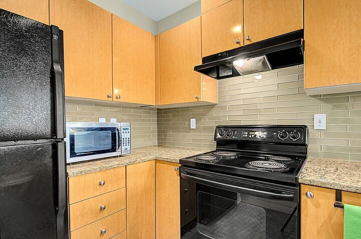 Property Photo: 18 Dravus St 304 WA 98109