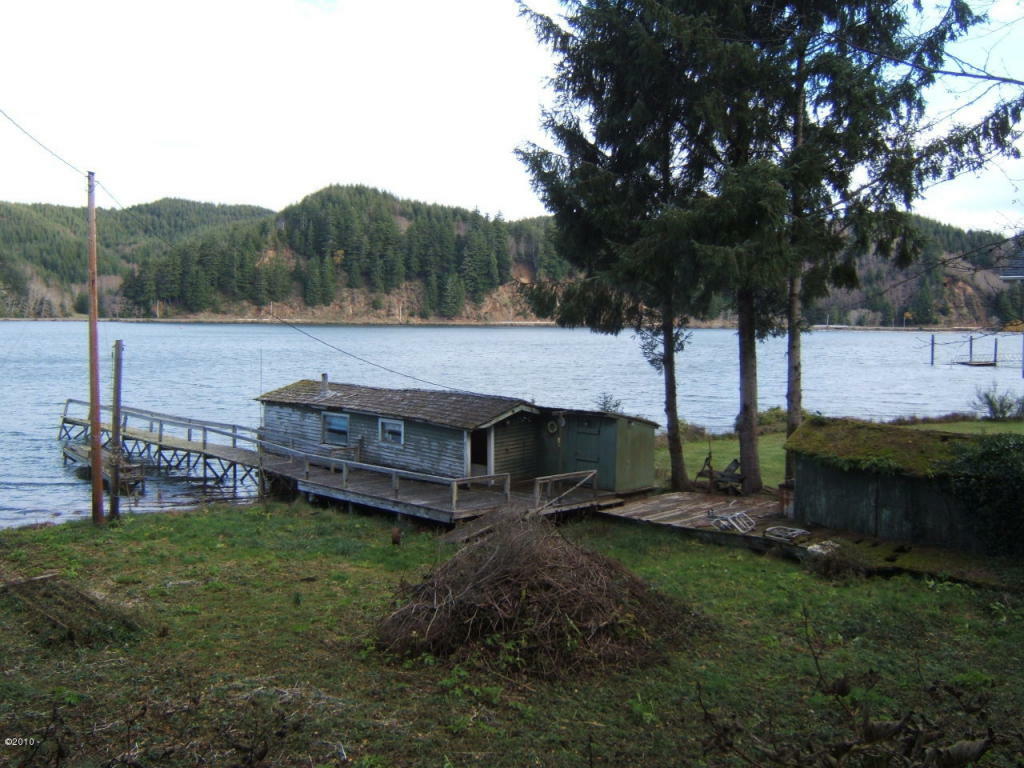 Property Photo:  5916 S Bay Rd  OR 97391 