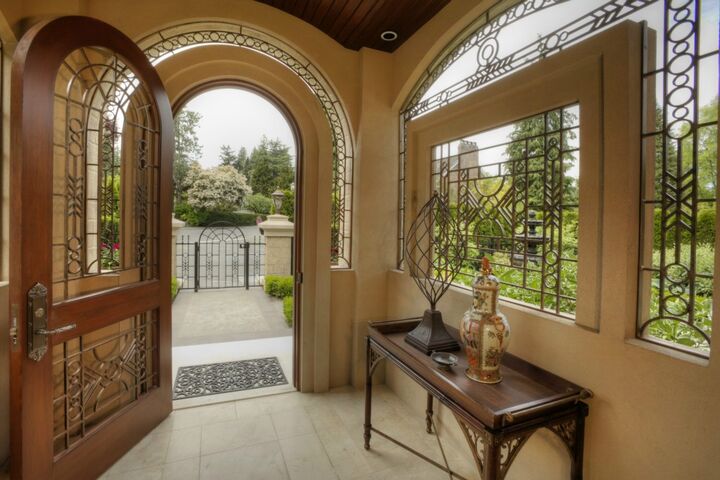 Property Photo:  1900 Shenandoah Dr E  WA 98112 