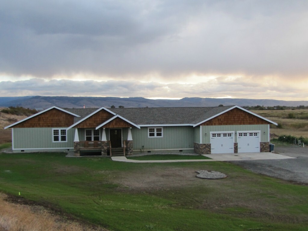 Property Photo:  880 Saddlerock Dr  WA 98926 