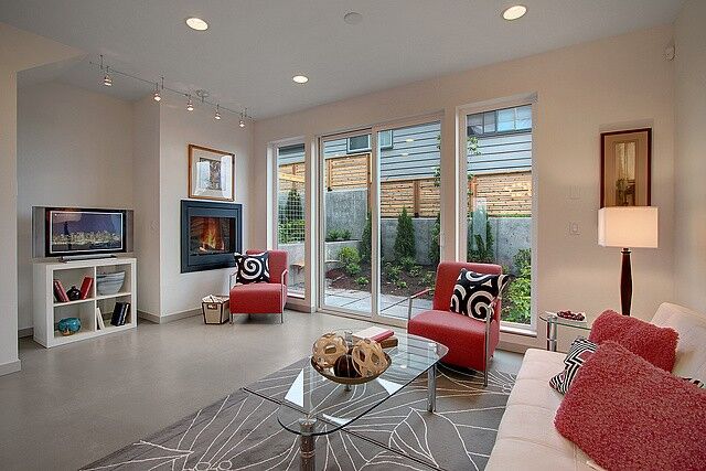 Property Photo:  4507 SW Oregon St  WA 98116 