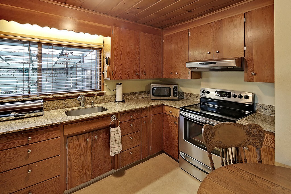 Property Photo:  16244 12 Ave SW  WA 98166 