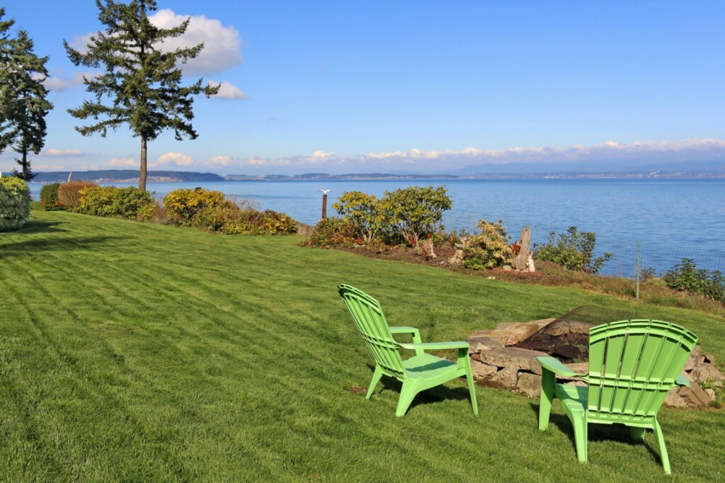 Property Photo: 1655 Country Club Dr WA 98282