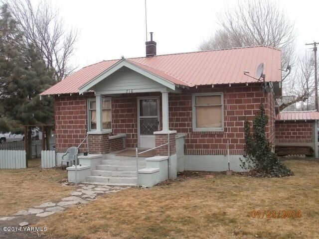 Property Photo:  210 N Tieton Rd  WA 98947 