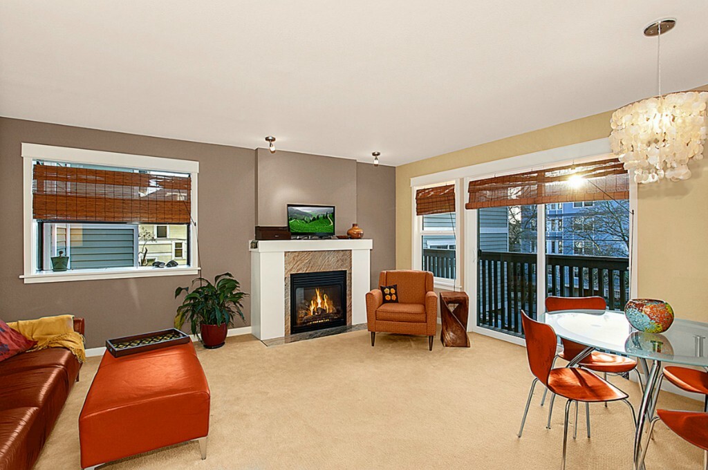 Property Photo: 1122 10th Ave E 202 WA 98102