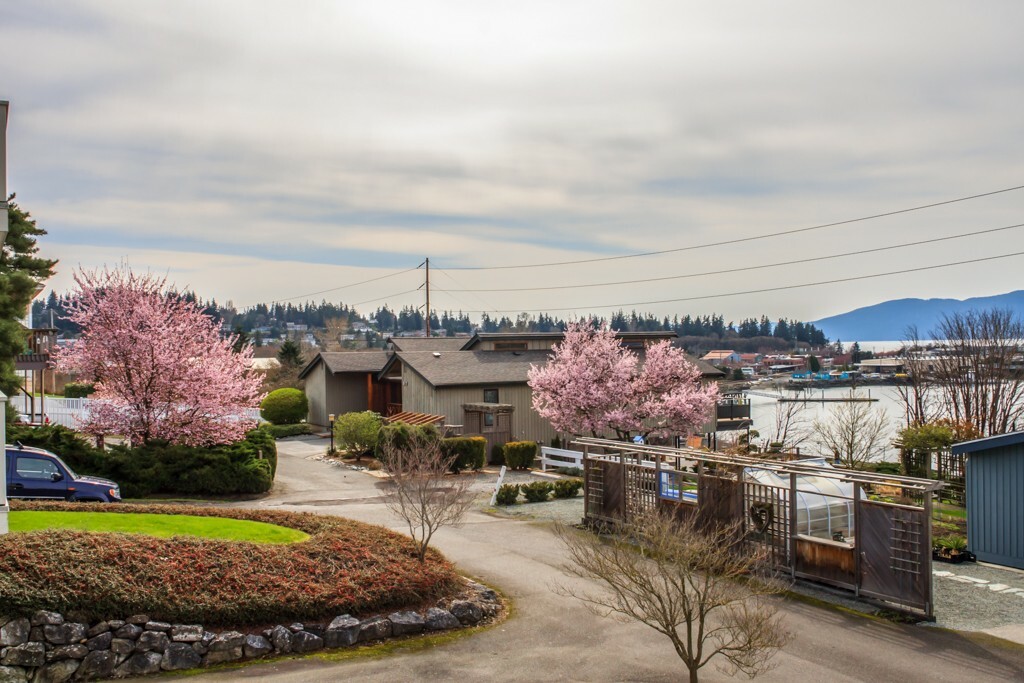 Property Photo:  912 11th St 102  WA 98225 