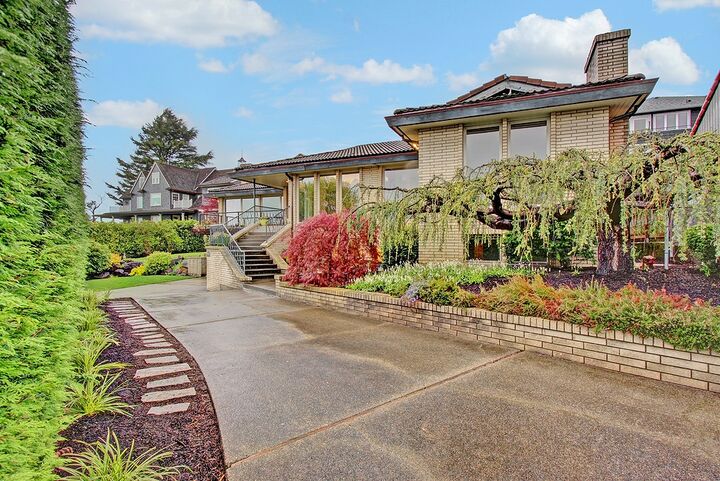 1414 Magnolia Blvd W  Seattle WA 98199 photo