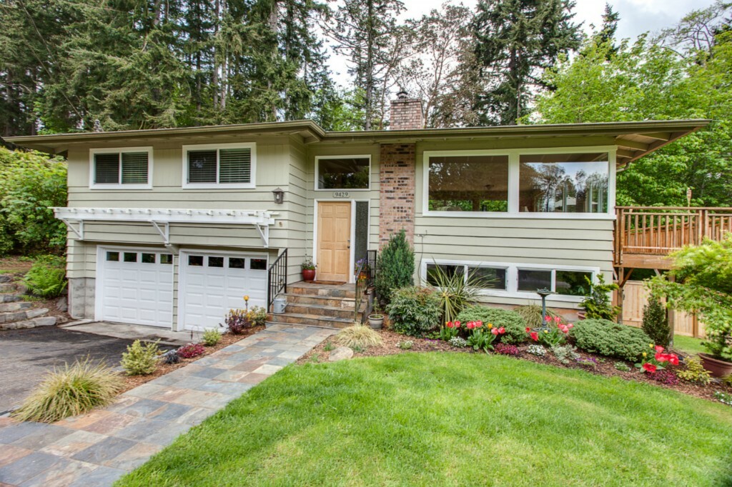 Property Photo:  9429 NE Viewcrest Ave  WA 98110 