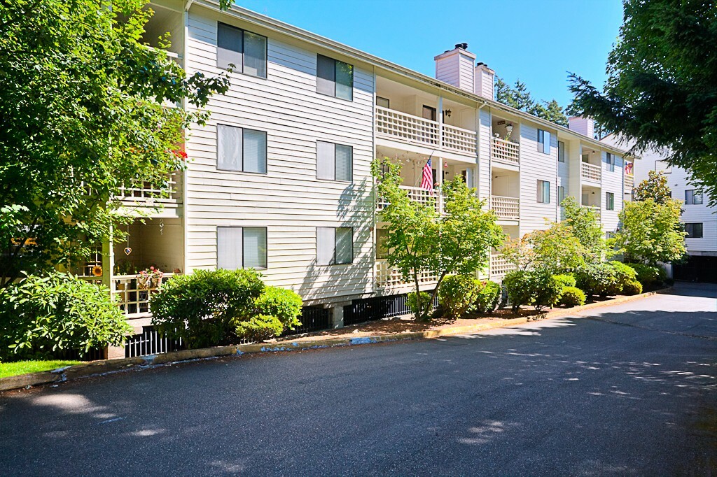 Property Photo:  700 N 160th St A 102  WA 98133 