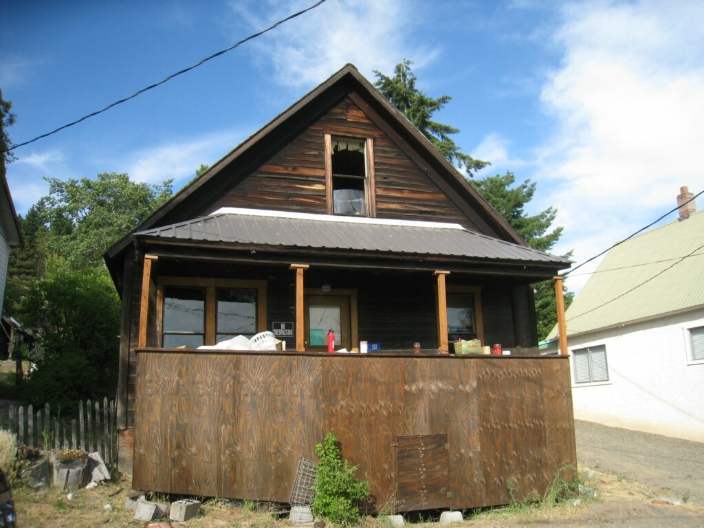 Property Photo: 207 N D St WA 98941