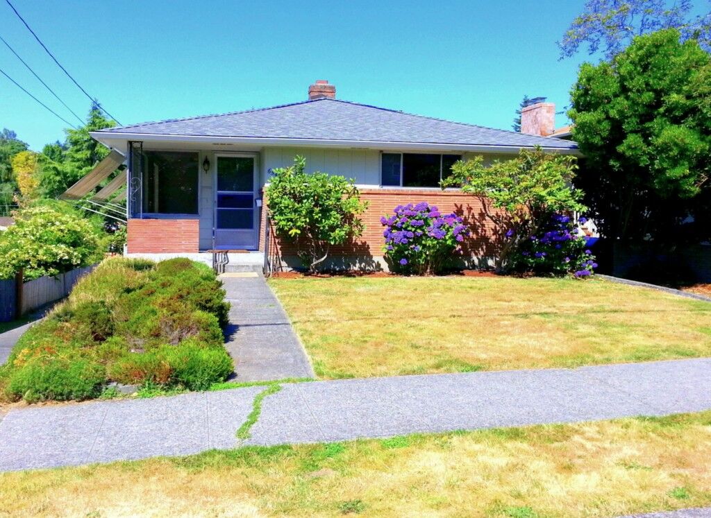 Property Photo:  6545  40th Avenue NE  WA 98115 