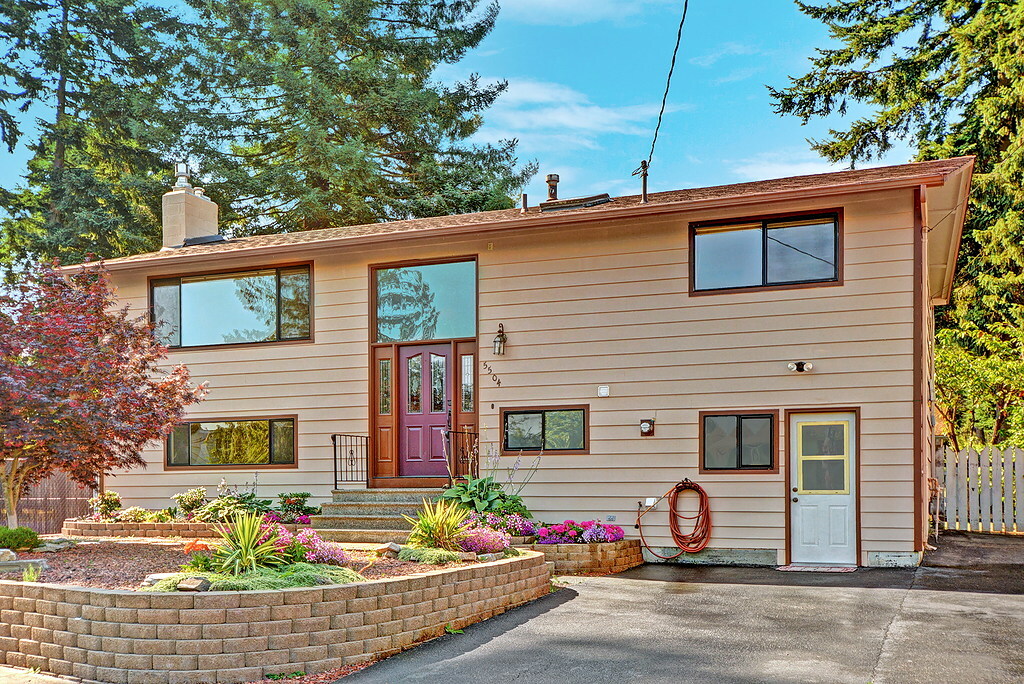 Property Photo: 5504 215th St SW WA 98043