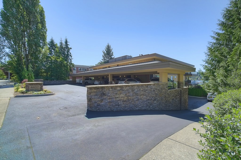 Property Photo:  4437 Lake Washington Blvd NE 302  WA 98033 