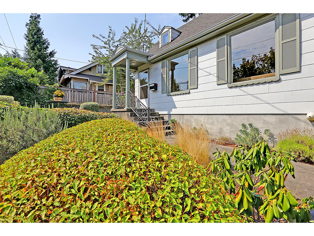 Property Photo:  1910 N 40th  WA 98103 