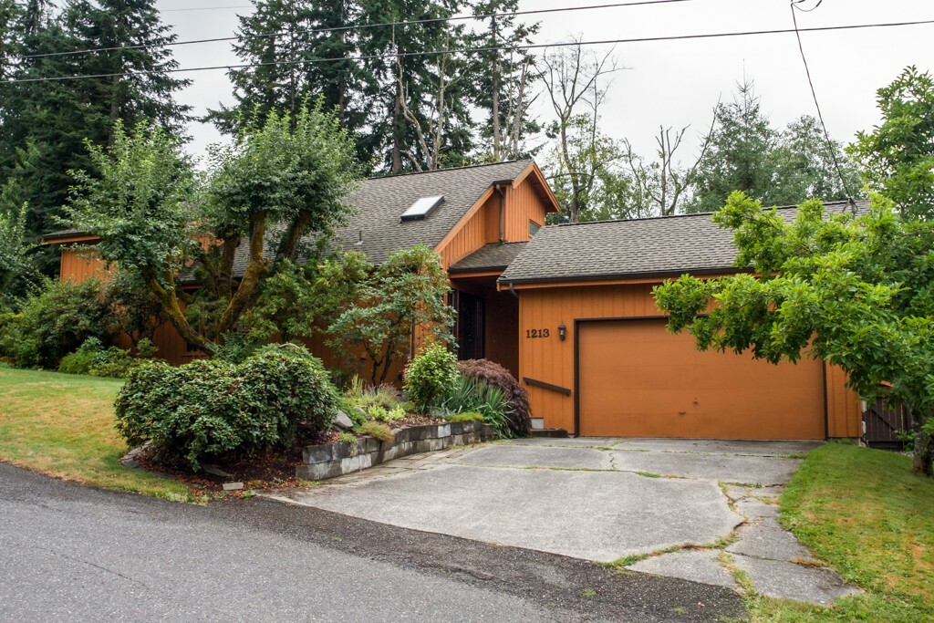 Property Photo:  1213 Xenia St  WA 98229 