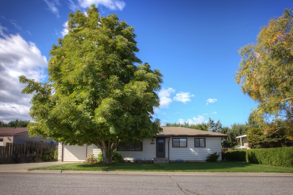 Property Photo: 1226 Brown St N WA 98801