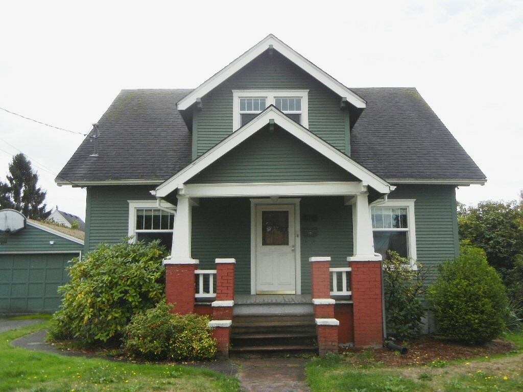 Property Photo: 916 3rd Ave NW WA 98371