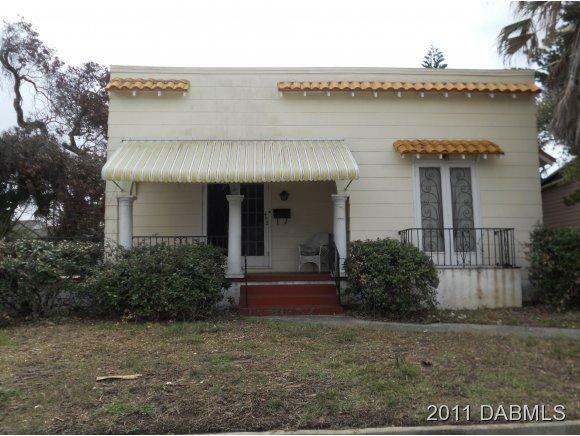 Property Photo: 402 Hillside Avenue FL 32118