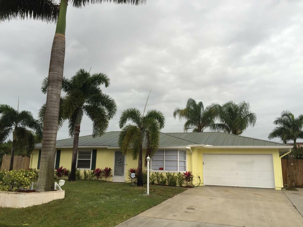 Property Photo:  525 SW Buswell Avenue  FL 34983 