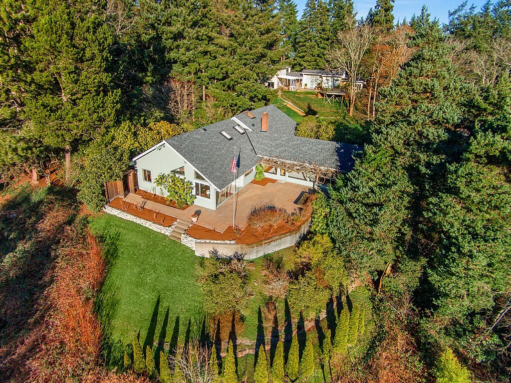 Property Photo:  303 Parkridge Lane  WA 98004 