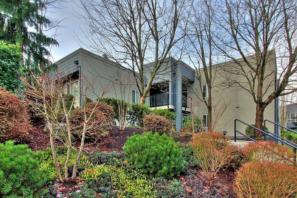 Property Photo: 408 2nd Ave S 203 WA 98033