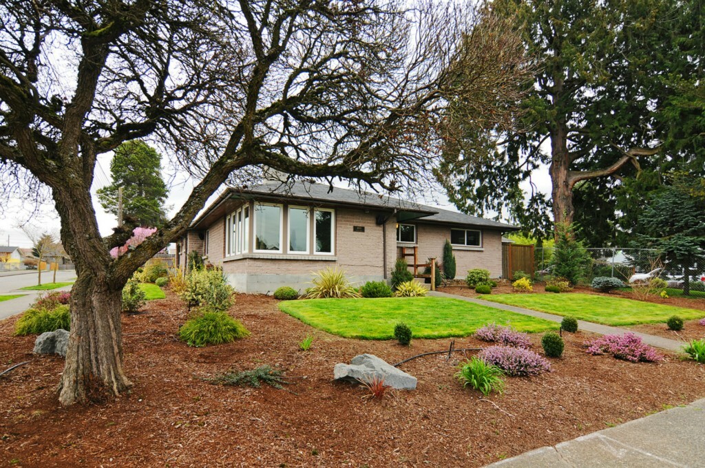 Property Photo:  4600 S Holly St  WA 98118 