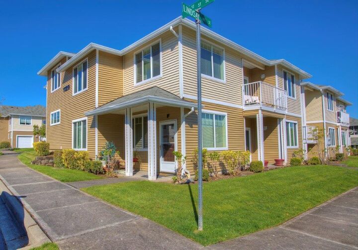 Property Photo:  1129 61st St SE 16-E  WA 98092 