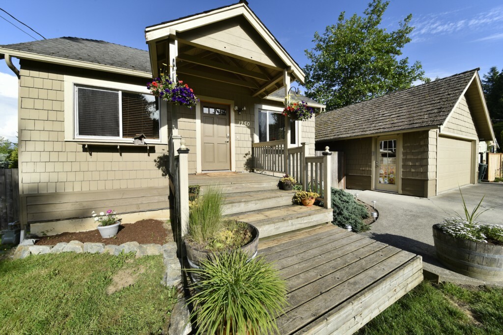 Property Photo: 1250 Lakeview St WA 98229