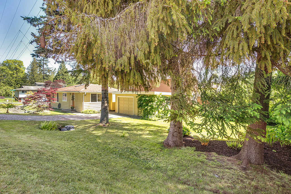 Property Photo:  1805 NE 190th St  WA 98155 