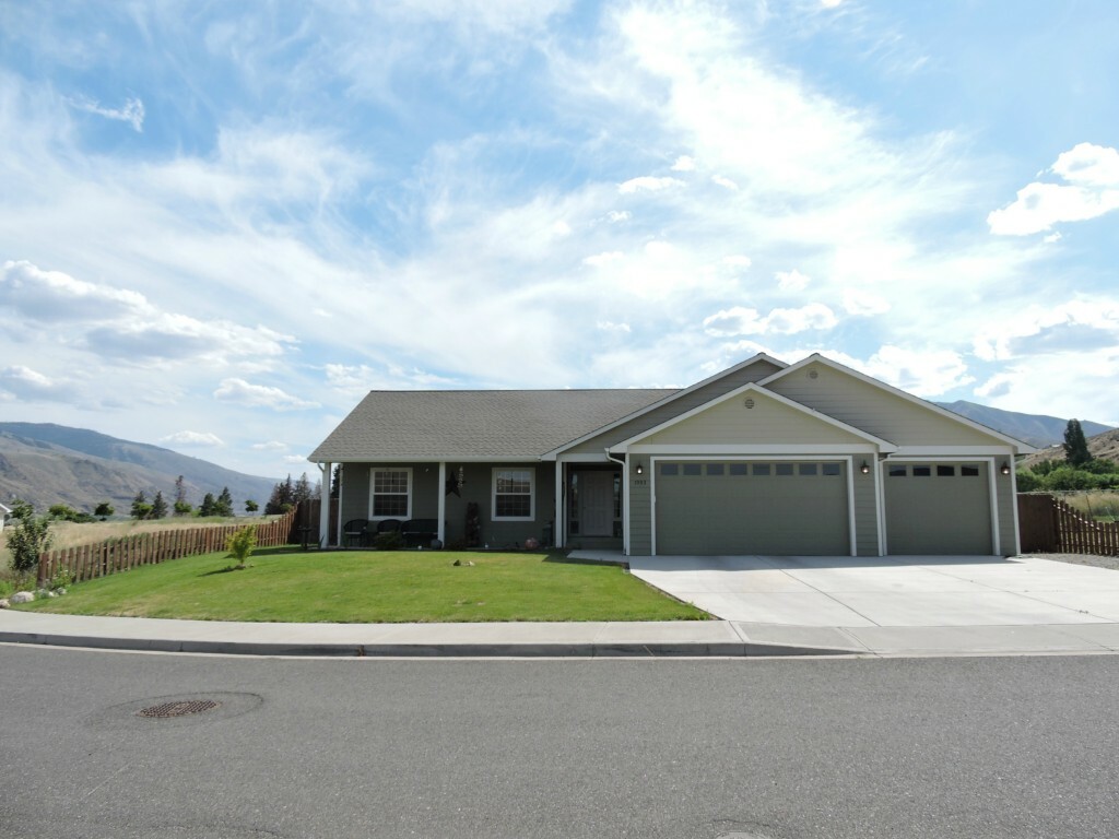 Property Photo:  1003 Crest Lp  WA 98822 