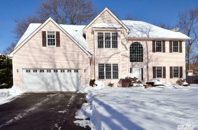 Property Photo:  19 Dorfer Ln  NY 11767 